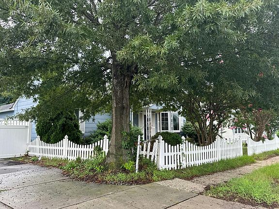 3rd image of 104 E Maryland Ave