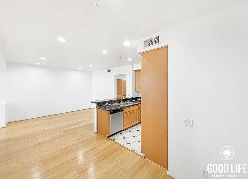 2 bed, 2.0 bath, 1128 sqft, $3,000 — Photo 2