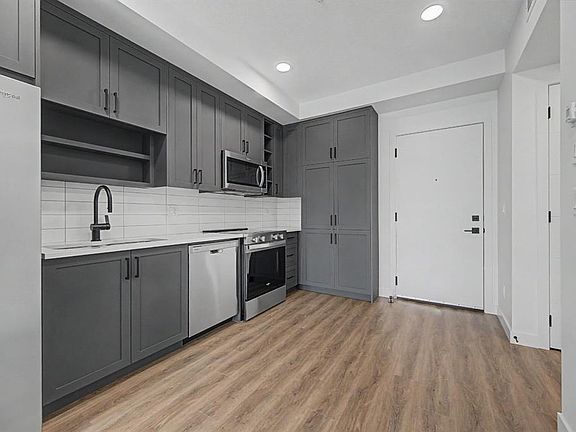 5th image of 3107 E Warren St #205
