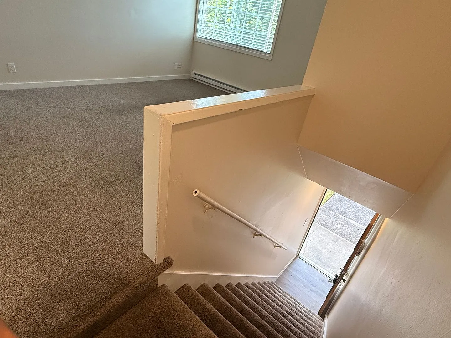 C2402 - Maple Court Apartments — Photo 4