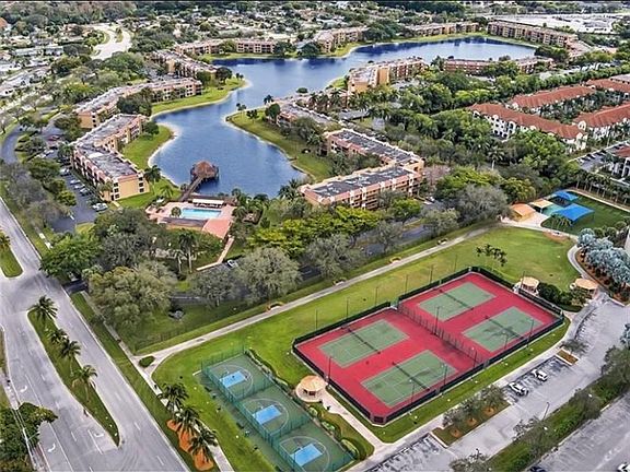 4th image of 6423 Coral Lake Dr #211