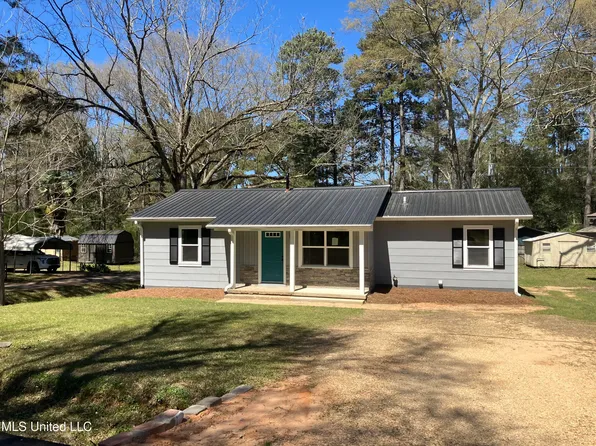 609 Cherry St NW, Magee, MS 39111