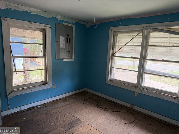 3rd image of 407 Lamar St
