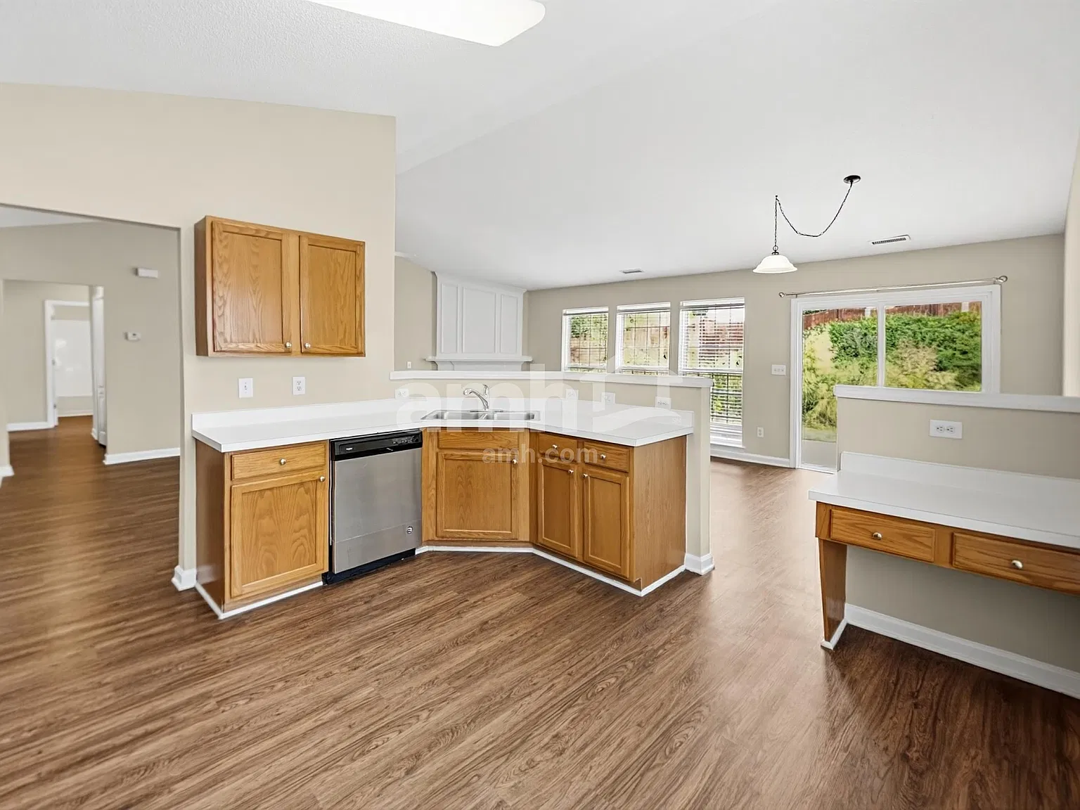 3 bed, 2.0 bath, 1817 sqft, $2,285 — Photo 4