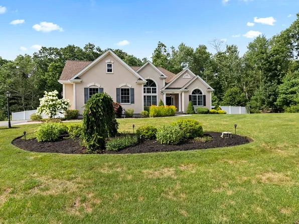 108 Queens Cir, Raynham, MA 02767