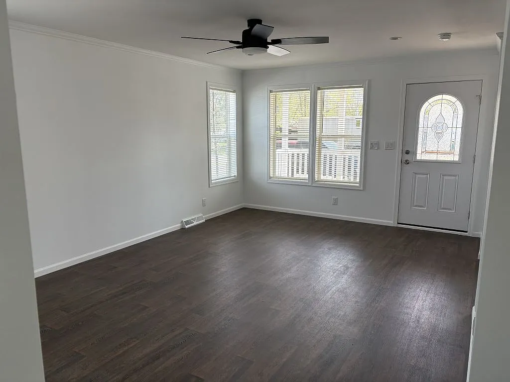 3 bed, 2.0 bath, 1356 sqft, $2,050 — Photo 4