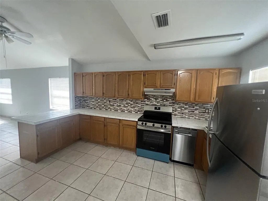 3 bed, 1.0 bath, 1121 sqft, $1,990 — Photo 3