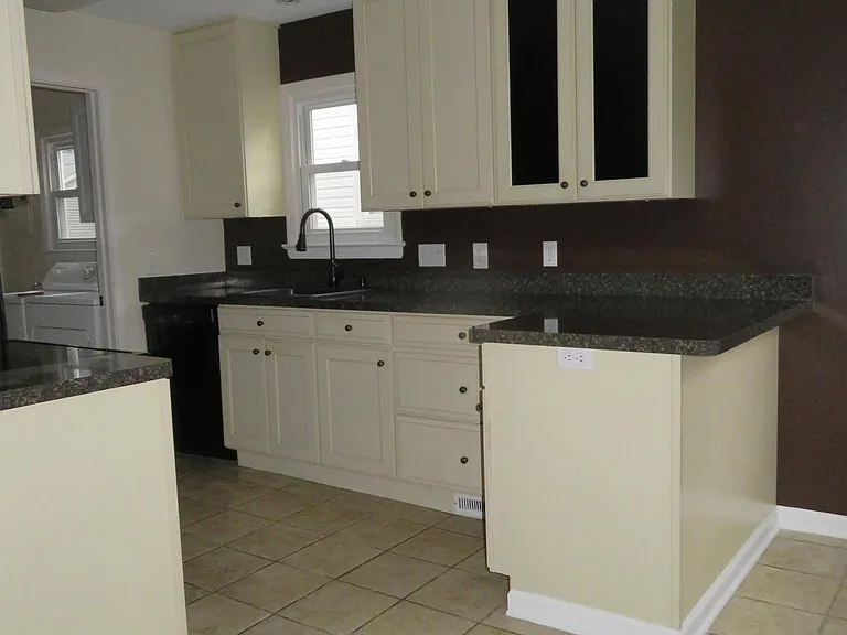 1327 Genesee Ave — Photo 16