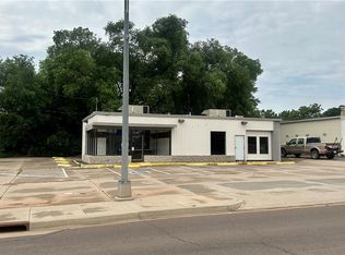 802 W 3rd St, Elk City, OK 73644