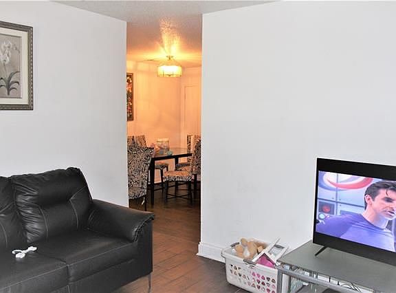 3rd image of 212 Auburn Pl