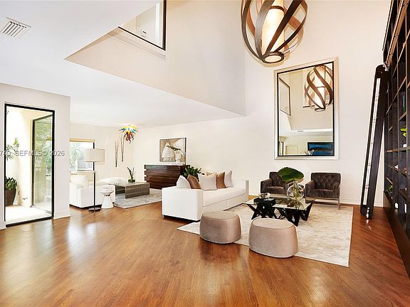 5th image of 2000 S Bayshore Dr APT 27