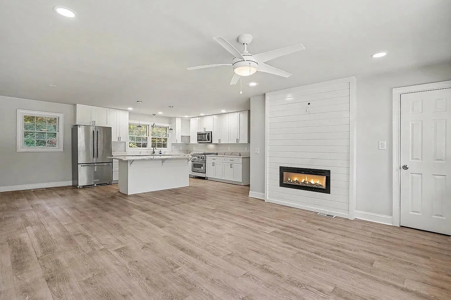 3 bed, 1354 sqft, $3,300 — Photo 3