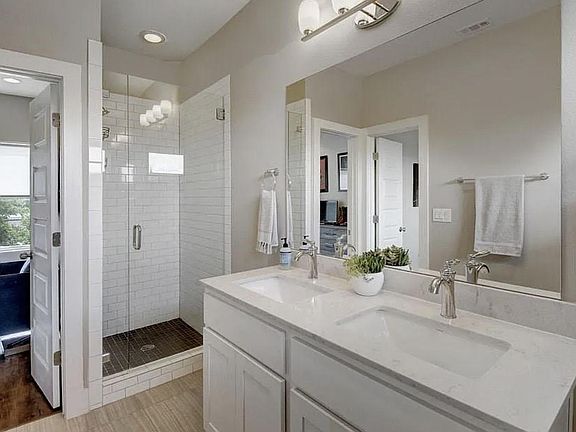 5th image of 3007 E 12th St APT 3