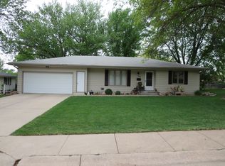 908 Sharon Rd, Beatrice, NE 68310