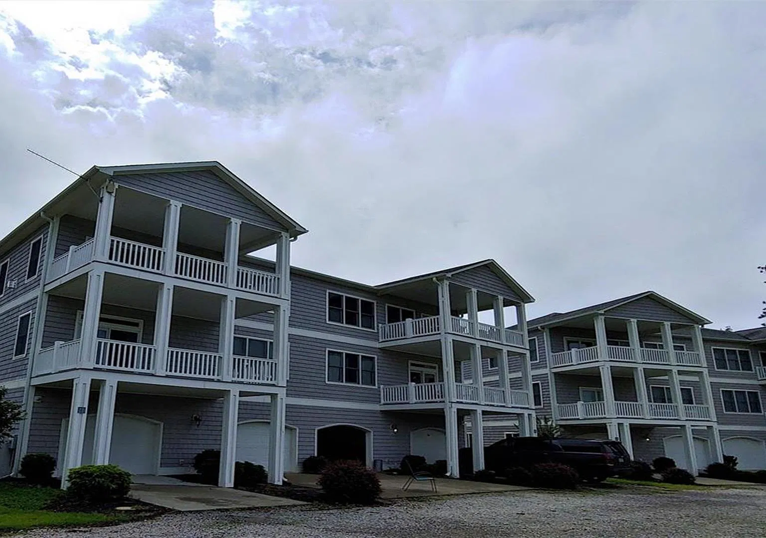 3 bed, 2.5 bath, 1950 sqft, $2,500 — Photo 1