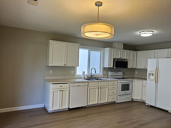 4th image of 6113 NE 105th Ave APT B