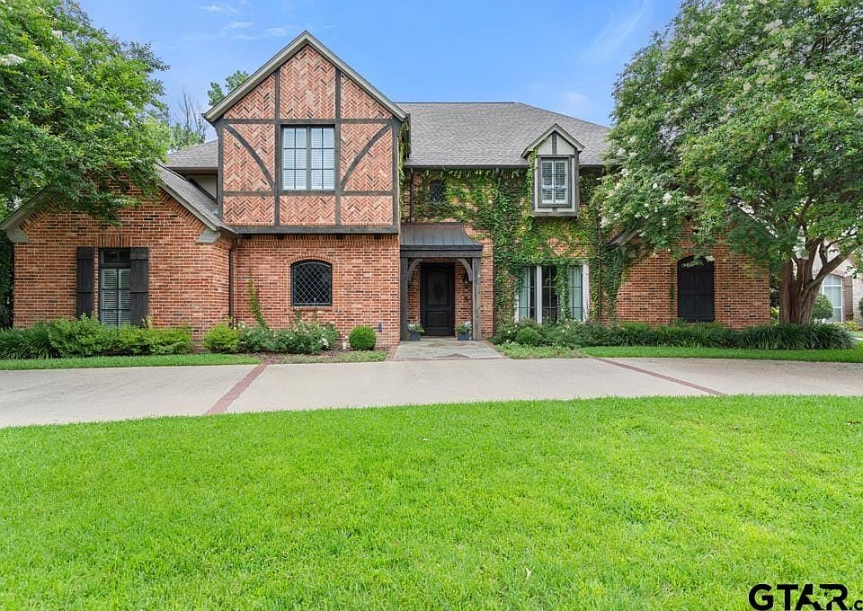 1st image of 2202 Woodlands Dr