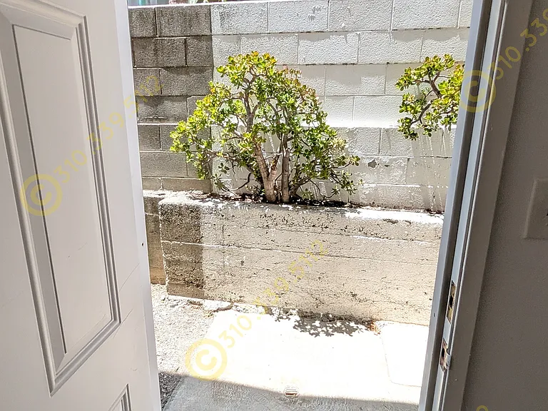 1420 Barry Ave #4 — Photo 9