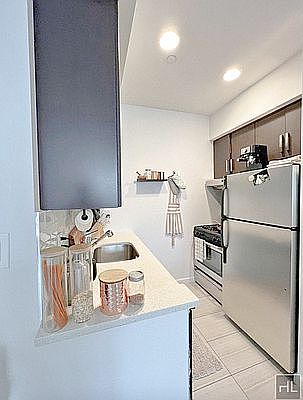 5th image of 2759 Crescent St APT 3