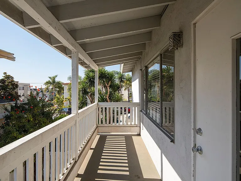 La Jolla / Village Area - Upstairs One Bedroom in the Village! — Photo 10