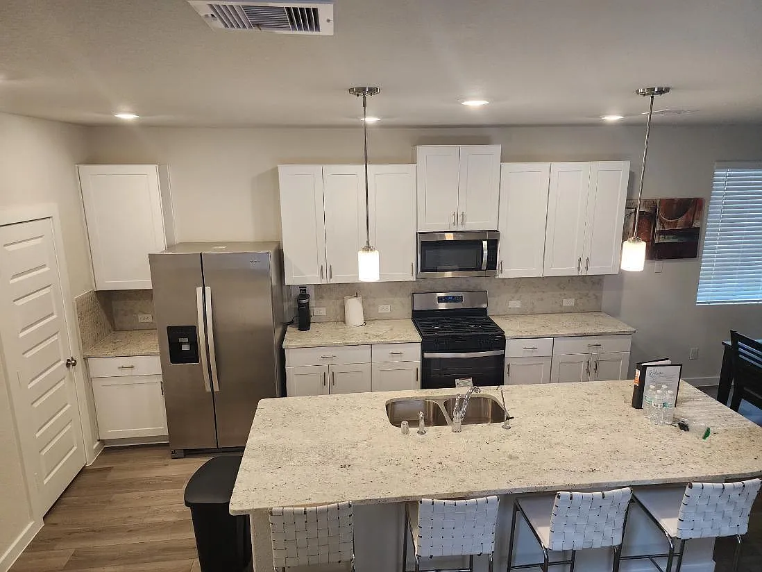 3 bed, 2.5 bath, 1703 sqft, $2,600 — Photo 3
