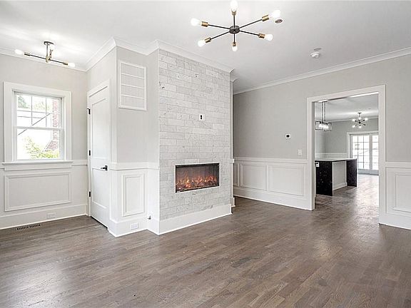 4th image of 10 Underhill Pl