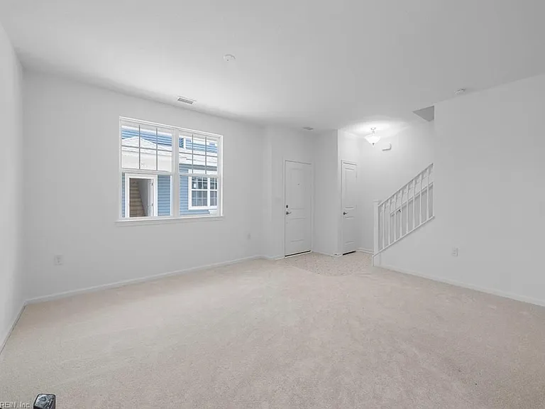 1749 Dresdon Ln — Photo 2