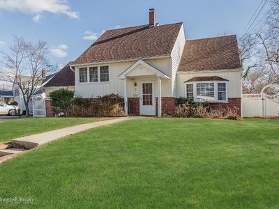 2 Peartree Ln, Huntington Station, NY, 11746