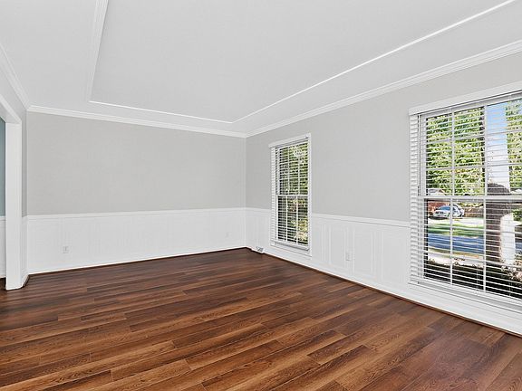 4th image of 2438 Knickerbocker Dr