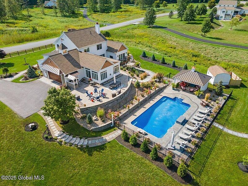 5th image of 16 Saratoga Farm Road