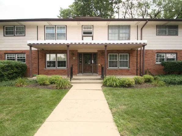 1475 N Winslowe Dr #B, Elk Grove Village, IL 60074