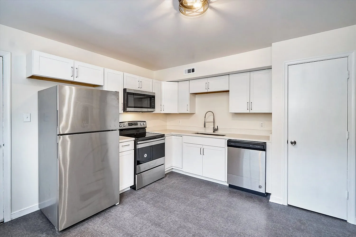 3 bed, 1.5 bath, $1,895 — Photo 4