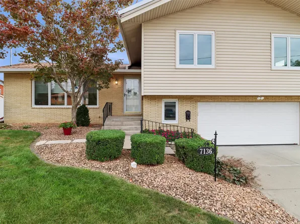 7136 Garrison Rd, Windsor Heights, IA 50324