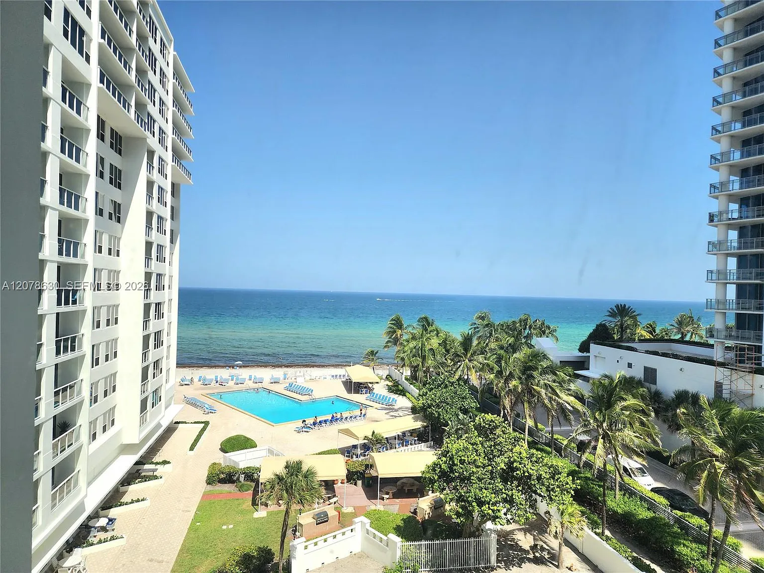 Alexander Towers Condo — Photo 4