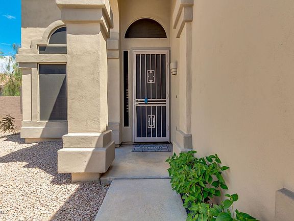 3rd image of 2947 N Avoca Cir