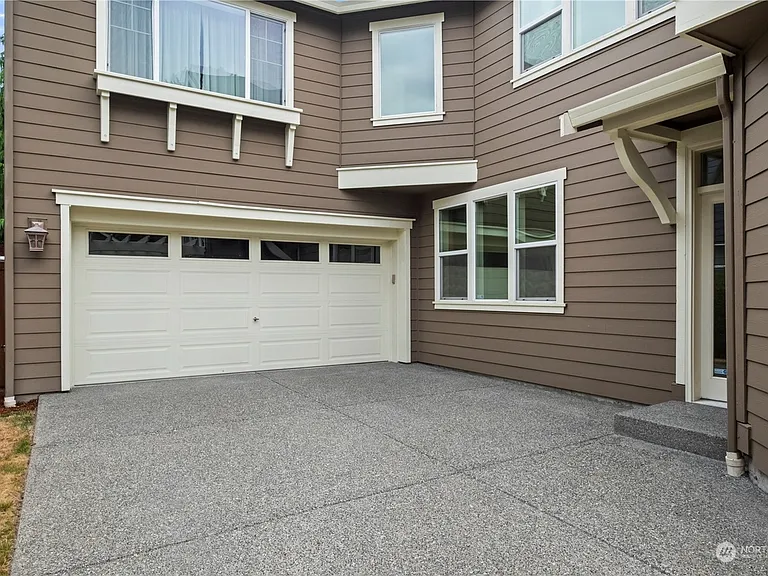 574 Lyons Pl NE — Photo 3