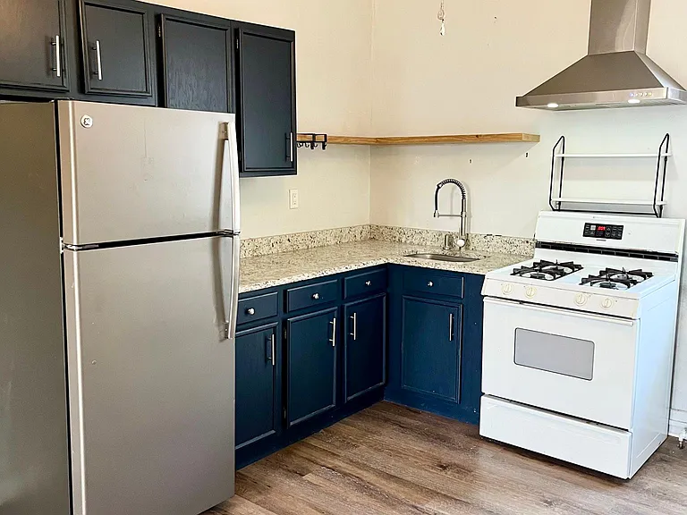 305 E Chestnut St #2 — Photo 2
