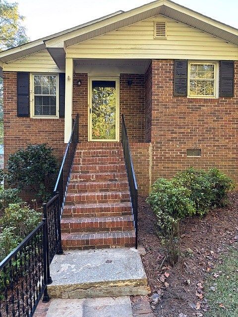1st image of 223 Lakewood Dr #B