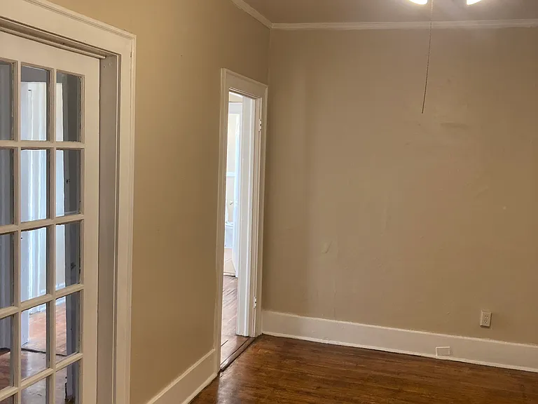 Colonial Apartments — Photo 20
