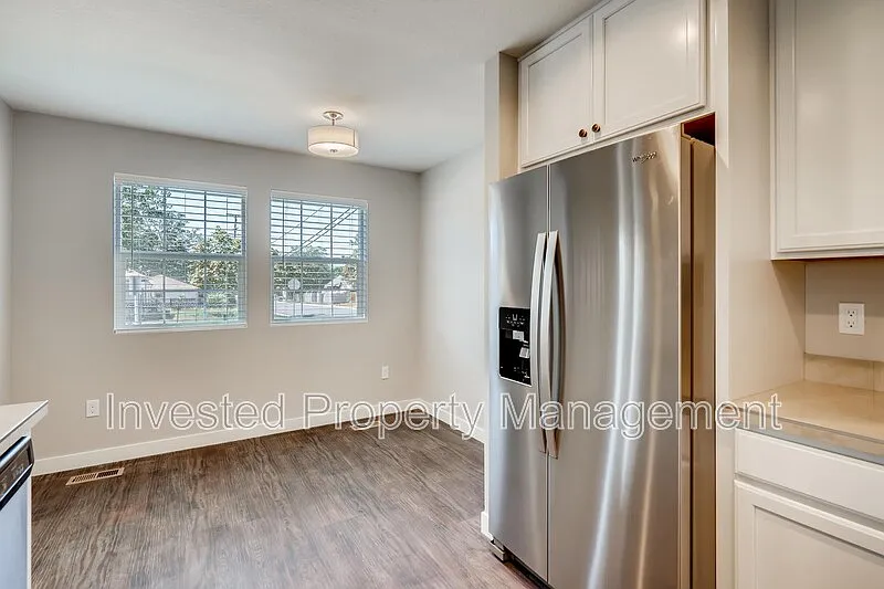 3 bed, 2.0 bath, 1154 sqft, $2,400 — Photo 4