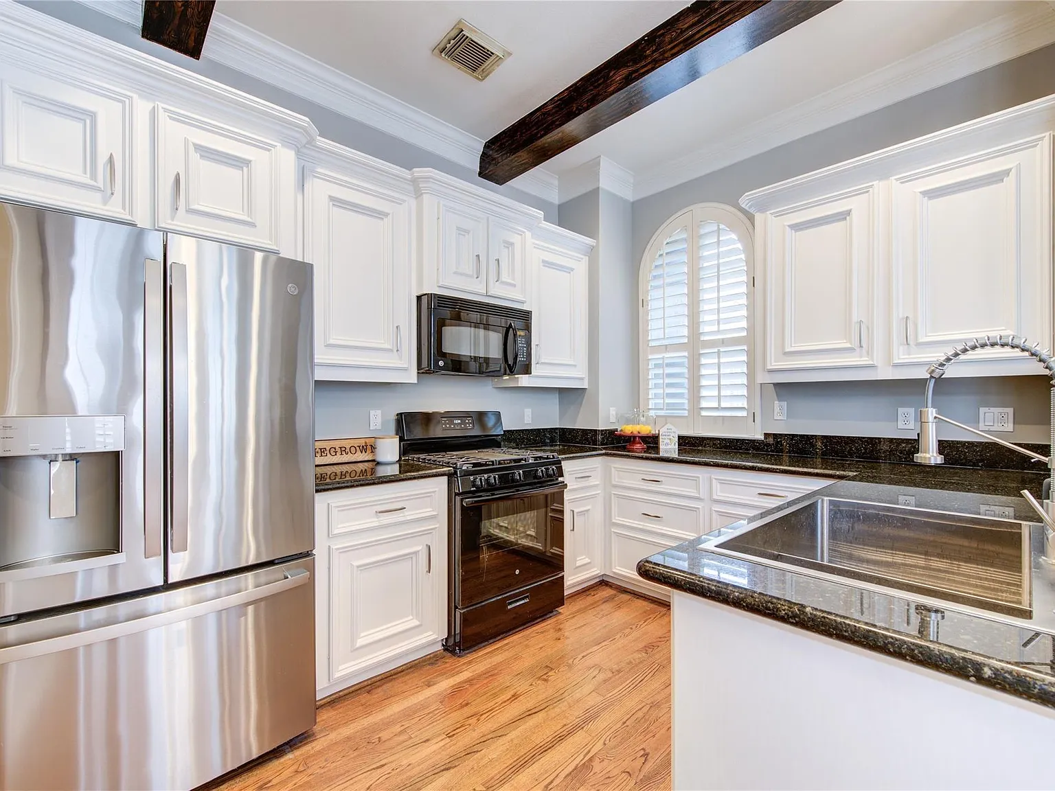 3 bed, 2.5 bath, 2571 sqft, $3,500 — Photo 4