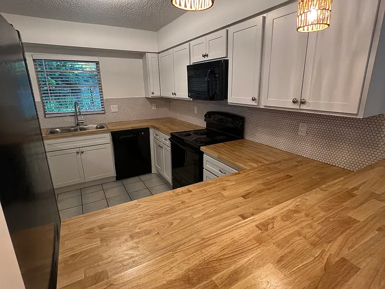 923 Royal Palm Dr — Photo 2