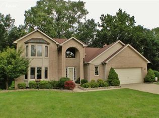 996 Plumtree Ln, Fenton, MI 48430