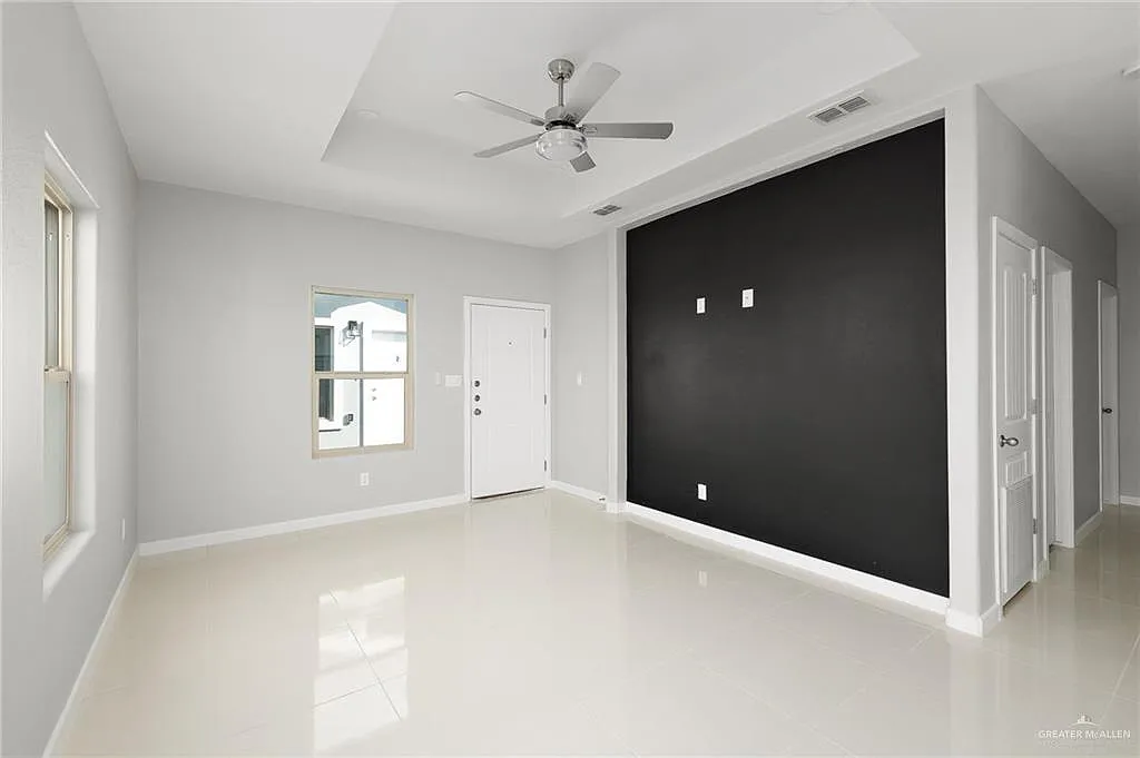 3 bed, 2.0 bath, 1075 sqft, $1,100 — Photo 3