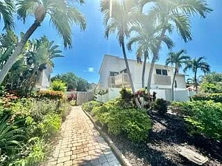 3 bed, 2.0 bath, 1643 sqft, $4,200 — Photo 2
