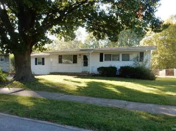 1586 Champlin Dr, Saint Louis, MO 63136