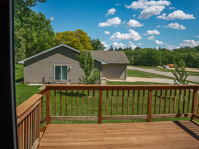 1215 E Bremer Ave — Photo 14