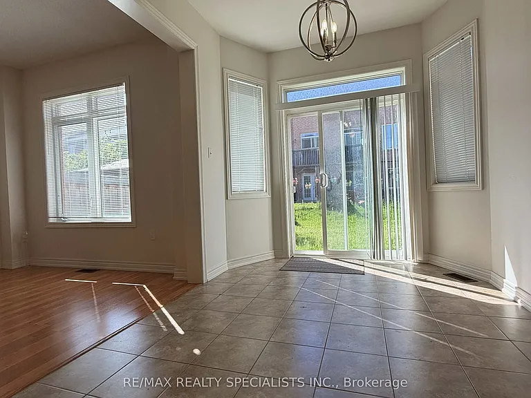 3273 Stoney Cres — Photo 9