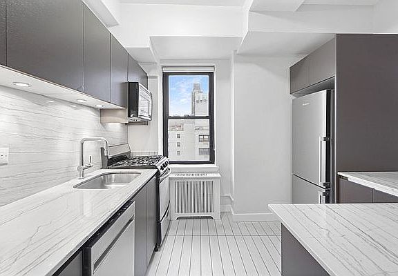 3rd image of 400 E 57th St APT 17B