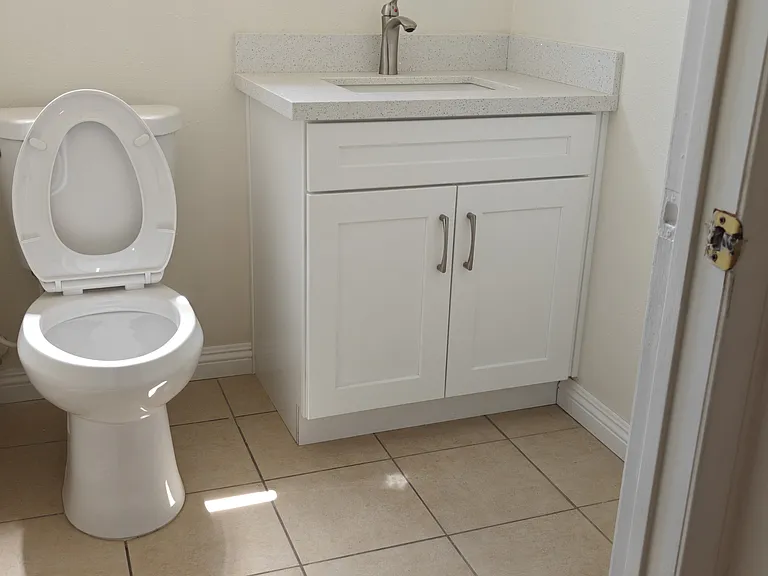 Ground Floor 1/2 Bathroom